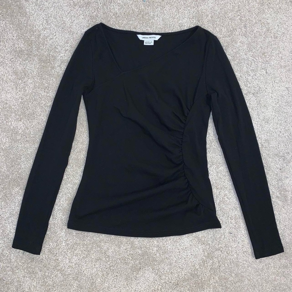 ASYMMETRIC NECKLINE TOP WITH RUCHED SIDE DETAILS 💞